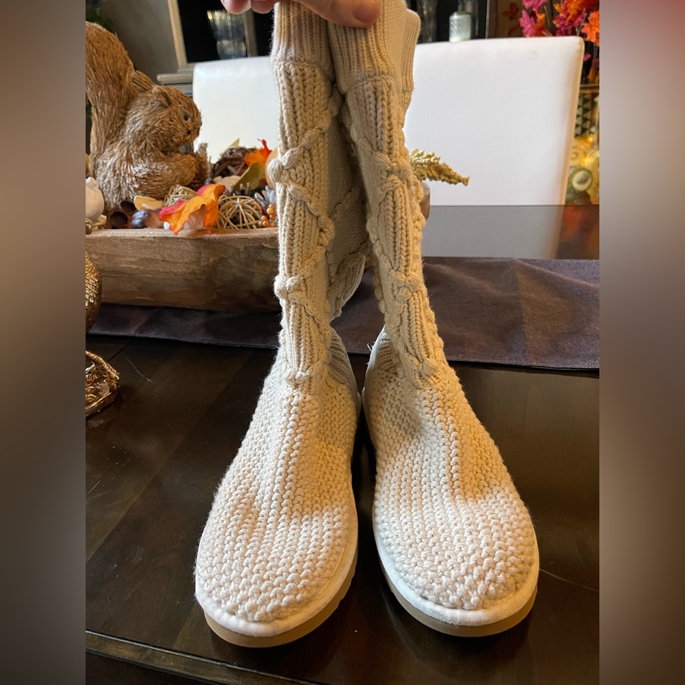 UGG SWEATER BOOT- Size 6(fits 6.5-7)